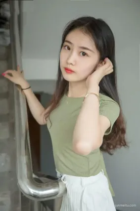 今日極品美的不出衆，如何服大衆？白皙，嫩滑，美腿絲襪！