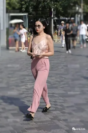 街拍美少婦這麼穿性感很涼爽吧
