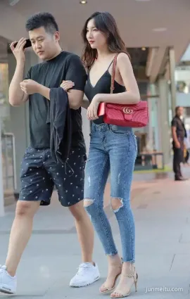 街拍美女修身牛仔褲給你想要的美，小夥子真有福氣