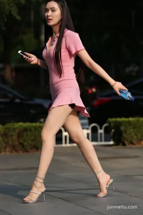 街拍超短裙長腿美女，身材勻稱，高跟鞋很别緻
