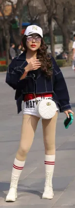 街拍紅色熱褲肉絲襪身材苗條時尚美女