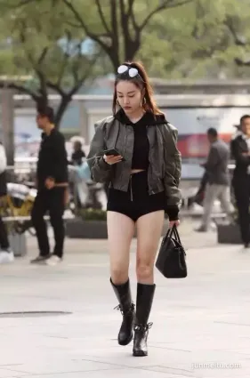 街拍論壇熱褲雪白如玉修長雙腿皮靴時尚女郎