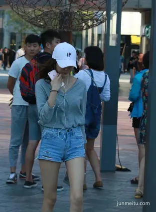街拍美腿迎着光逆着光，你喜歡妹子的哪種感覺？