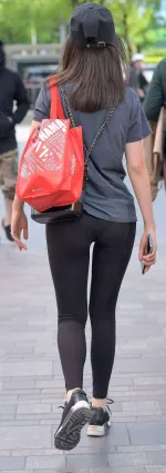 街拍緊身勒B褲，讓你感受街拍美女的魅力