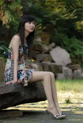 街拍抄底公園裡的花裙肉絲美腿女孩感受田園風情！