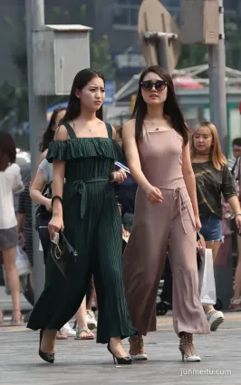 街拍兩位露背闊腿褲時尚閨蜜，誰說骨感錐子臉才是美女？