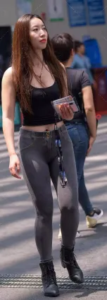街拍牛仔褲美女這底盤誰頂得住