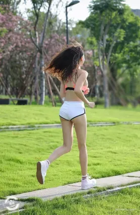 街拍熱褲美女，想要身材好，每天鍛煉少不了