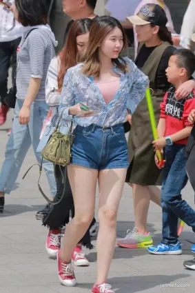 街拍美腿牛仔熱褲粉嫩秀大長腿