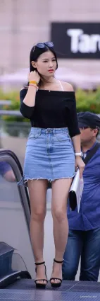 牛仔短裙性感美腿福利，腿控足控絲襪控速來舔屏