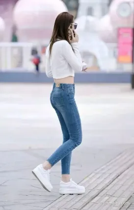 街拍大師緊身牛仔褲大長腿露臍裝翹臀美女