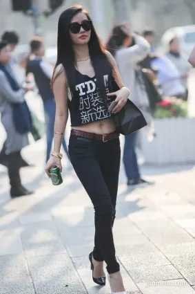 街拍牛仔褲長發時尚美女，笑容甜美，雙色高跟鞋很漂亮