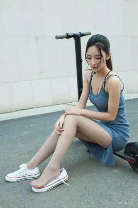 美腿絲襪控開滑闆車的姐姐，超薄絲襪白球鞋，長得真好看！