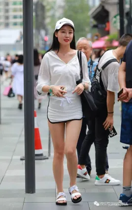 街拍短裙大白腿，這樣穿一定吸睛無數