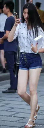 時尚街拍高腰緊身牛仔熱褲雪白修長雙腿氣質女郎