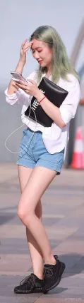 p136街拍熱褲美女前凸後翹，身材完美