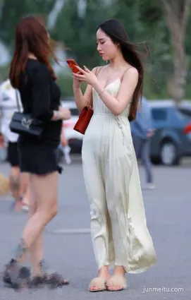 街拍美女穿着潔白連衣裙的女孩，随風而動的秀發
