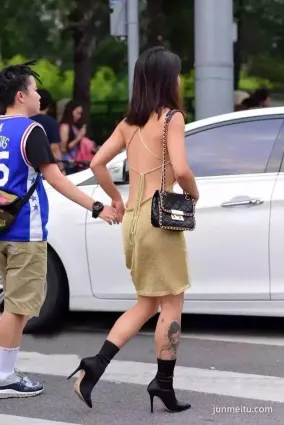 街拍抄底短裙透視很前衛視覺上給人很強沖擊感