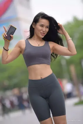 緊身短褲豐腴露臍大氣女郎，身材緊緻勻稱，特别有魅力