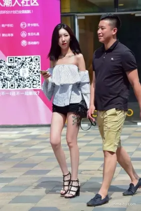 街拍大師熱褲白皙大長腿氣質露肩女郎