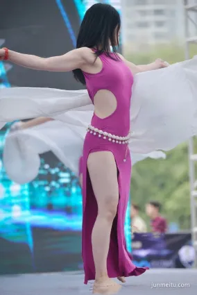 街拍少婦舞姿美如畫，開叉裙露底性感度爆表