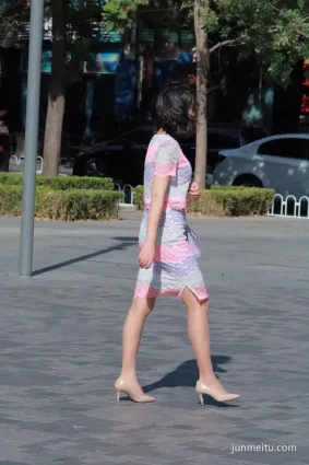 街拍少婦歲月留下的風韻，懂的人才能品味！