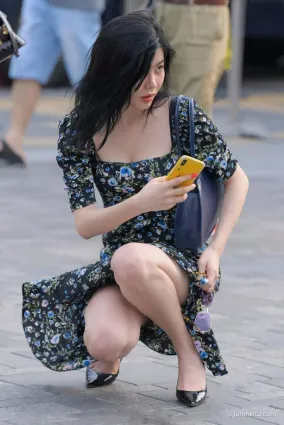 街拍碎花短裙的氣質美少婦，大白腿性感讓人着迷不已！