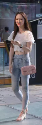 街拍緊身牛仔褲美女，渾圓挺翹展現青春潇灑的美