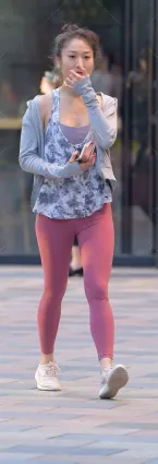 街拍苗條緊身瑜伽褲妹紙，充滿女人精緻美感