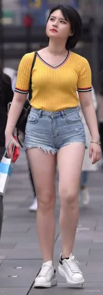 街拍聯盟短發美女牛仔熱褲完美的腿部曲線