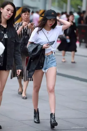 街拍牛仔熱褲的毛邊設計給人一種很好的時尚感