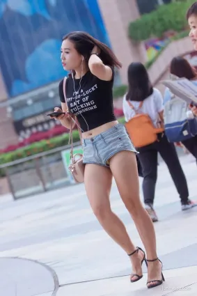 逛街的豐腴性感美女，走路别跨大步，容易走光