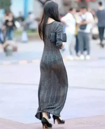 街拍美女透明連衣裙出街，由内而外散發女人味