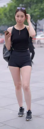 街拍vip緊身熱褲大白腿肚兜露背時尚美女