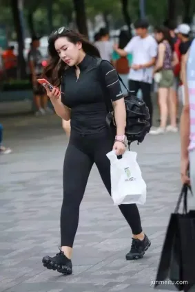 街拍豐滿女孩也要敢穿，緊身褲塑造好身材