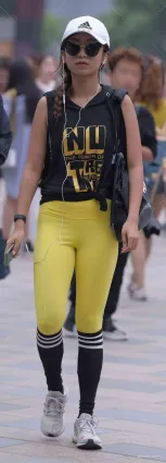 美女街拍身姿窈窕的小姐姐，緊身褲的穿搭更具溫柔女人味