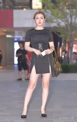 時尚開叉短裙搭配高跟鞋，女人味洋溢！