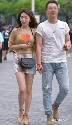 街拍悶騷少婦穿例假裙有意思，像極了來姨媽的樣子