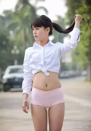 真實街拍熱褲美腿，穿緊身三角顯溝溝