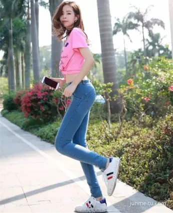 時尚街拍女生穿搭牛仔褲，緊是一種态度！