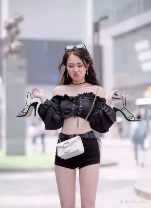 街拍熱褲美腿，俏皮小姐姐光着腳丫，很可愛