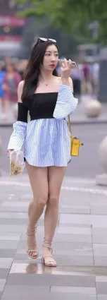 街拍五官精美氣質高雅的熟女，身材苗條性感迷人