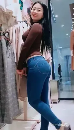 重慶街拍緊身牛仔褲前凸後翹小蠻腰豐腴氣質女郎
