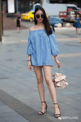 街拍妹子大玩下衣失蹤，一雙美腿羨煞衆人！