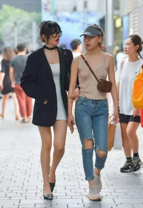 街拍牛仔褲超短裙姐妹花，你更喜歡那一個？