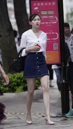 P136街拍牛仔短裙白皙修長雙腿氣質妹紙