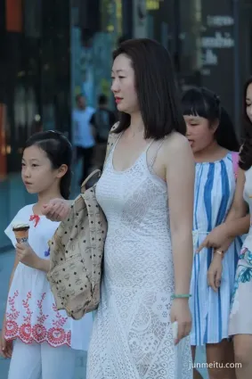 風韻貴婦出街，裡面套個吊帶睡裙是要鬧哪樣？
