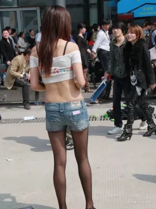 街拍發傳單的黑絲襪露臍裝小姐姐，性感新風格