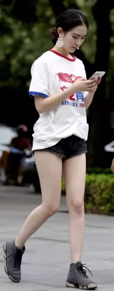 90後美女超短牛仔熱褲大白腿，總是忍不住多看幾眼！