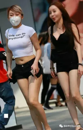 露點街拍t恤真空出街，自信的女人最美